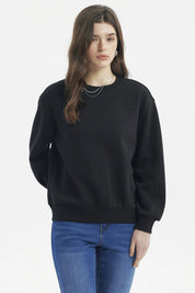 Polerón negro liso mujer diseño minimalista detalle bordado pecho ajuste relajado ideal para estilo casual