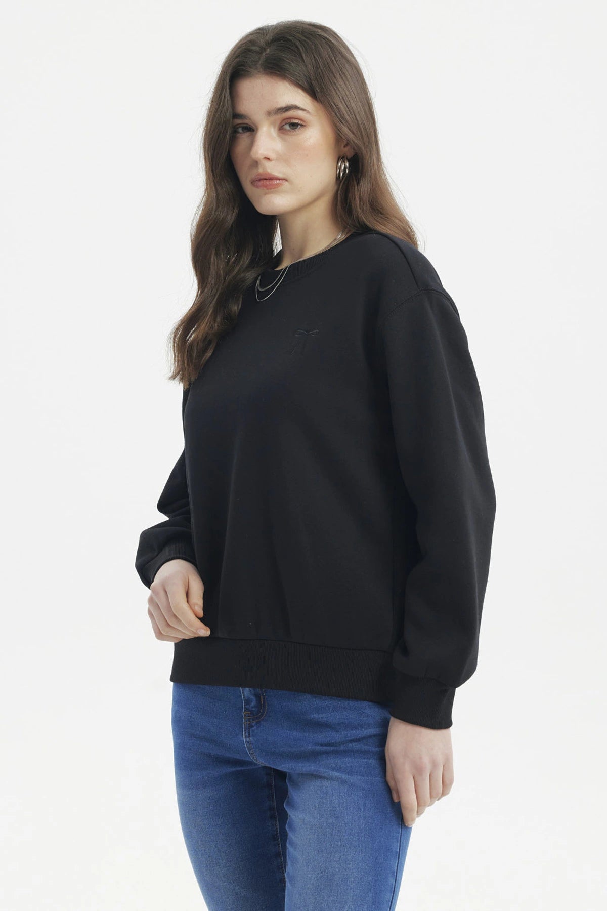 Polerón negro liso mujer diseño minimalista detalle bordado pecho ajuste relajado ideal para estilo casual