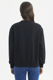 Polerón negro liso mujer diseño minimalista detalle bordado pecho ajuste relajado ideal para estilo casual