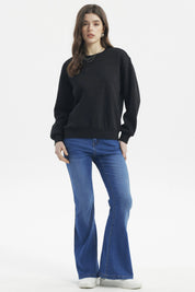 Polerón negro liso mujer diseño minimalista detalle bordado pecho ajuste relajado ideal para estilo casual