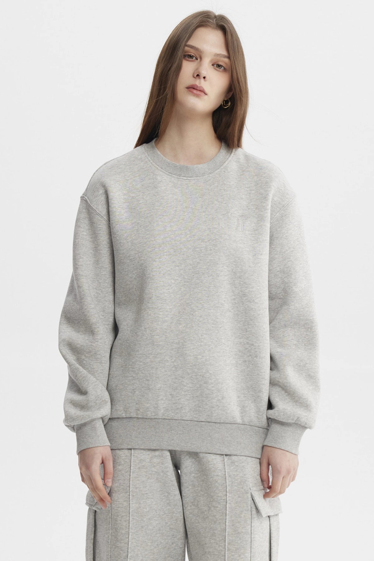 Polerón mujer liso gris melange claro de corte relajado y cuello redondo sin estampa ideal para días casuales