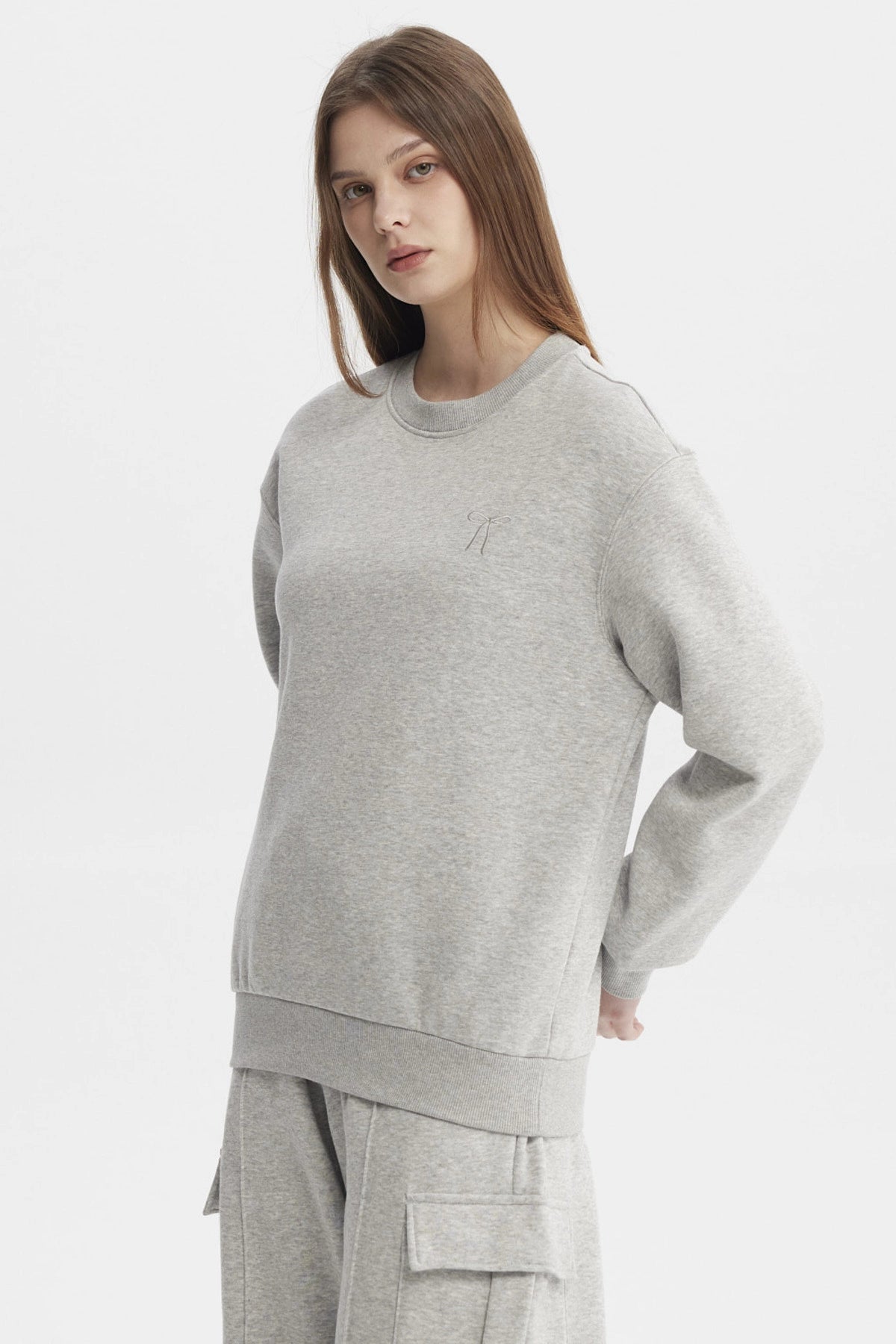 Polerón mujer liso gris melange claro de corte relajado y cuello redondo sin estampa ideal para días casuales