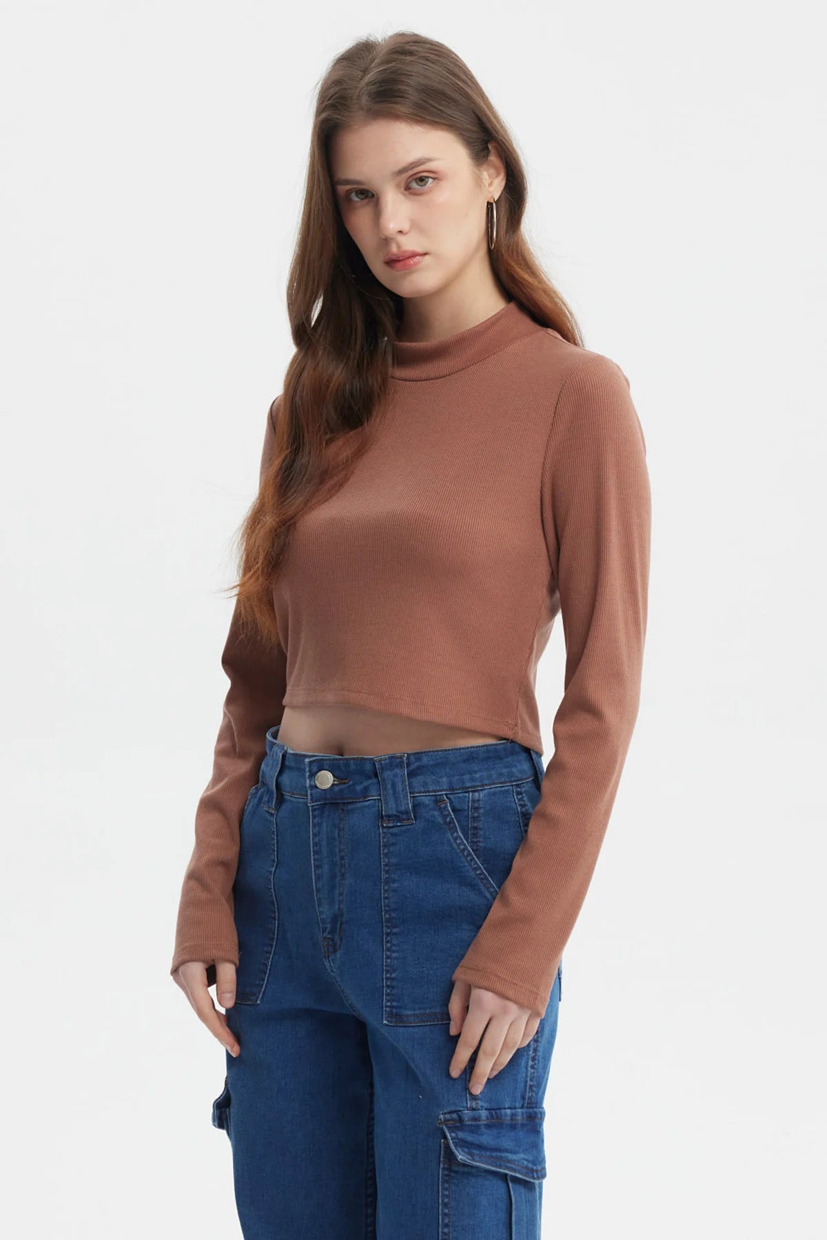 Polera mujer rib camel de manga larga y cuello alto estilo ajustado prenda lisa color camel sin estampa
