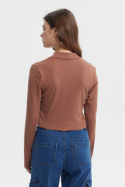 Polera mujer rib camel de manga larga y cuello alto estilo ajustado prenda lisa color camel sin estampa