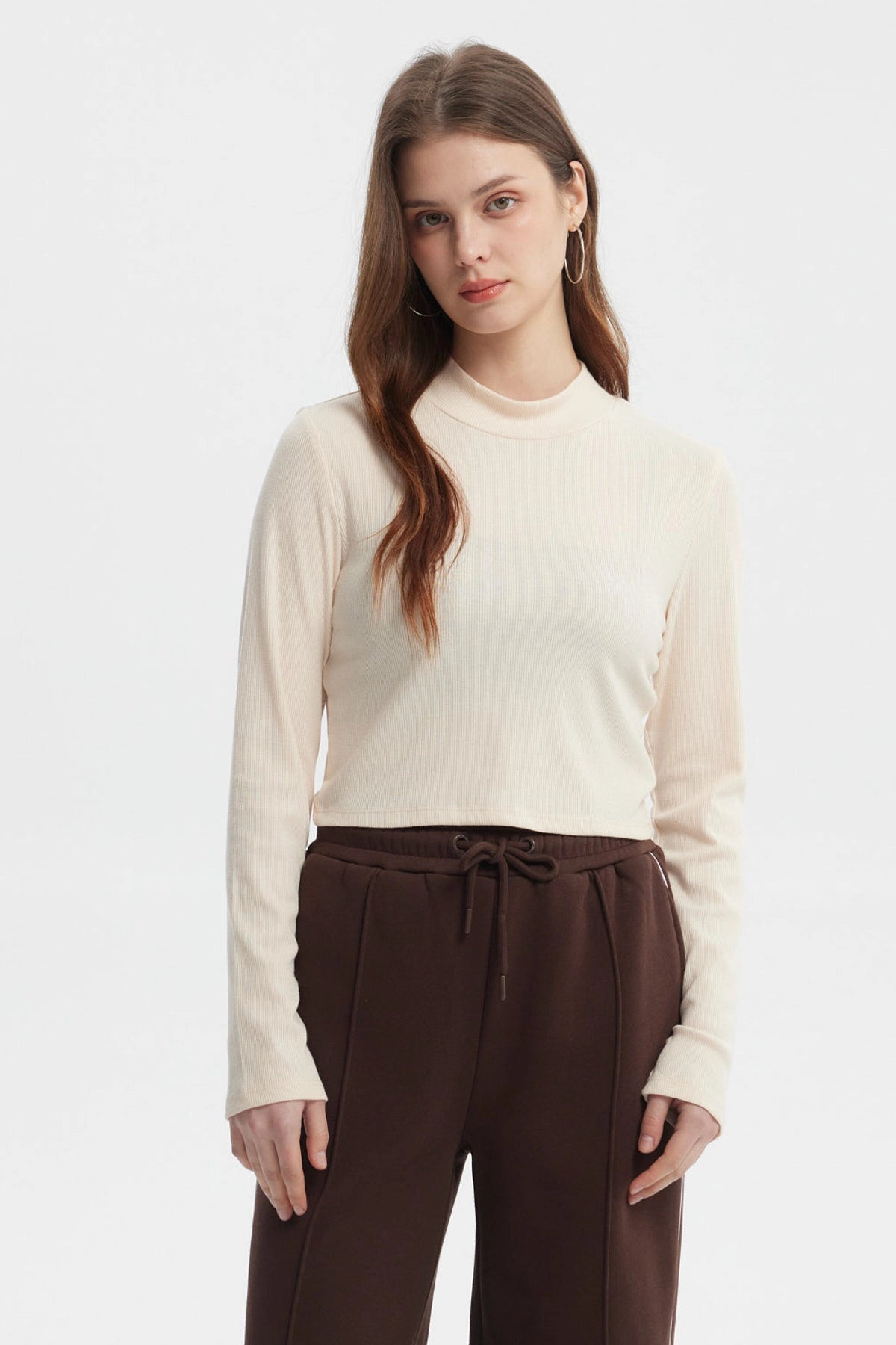 Polera de mujer color crema con cuello redondo y mangas largas prenda lisa ajustada al cuerpo estilo casual