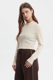 Polera de mujer color crema con cuello redondo y mangas largas prenda lisa ajustada al cuerpo estilo casual