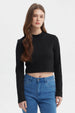 Polera negra de mujer con cuello alto manga larga y corte ajustado diseño liso ideal para combinar con jeans