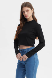 Polera negra de mujer con cuello alto manga larga y corte ajustado diseño liso ideal para combinar con jeans
