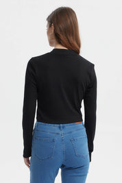 Polera negra de mujer con cuello alto manga larga y corte ajustado diseño liso ideal para combinar con jeans