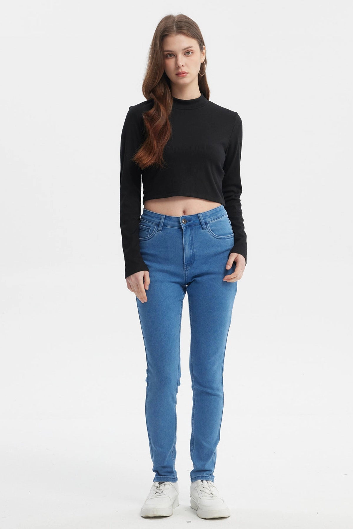 Polera negra de mujer con cuello alto manga larga y corte ajustado diseño liso ideal para combinar con jeans