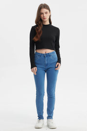 Polera negra de mujer con cuello alto manga larga y corte ajustado diseño liso ideal para combinar con jeans