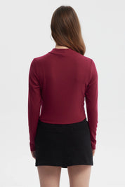 Polera mujer rojo rib de manga larga ajustada sin estampa lisa perfecta para combinar con faldas o jeans casuales