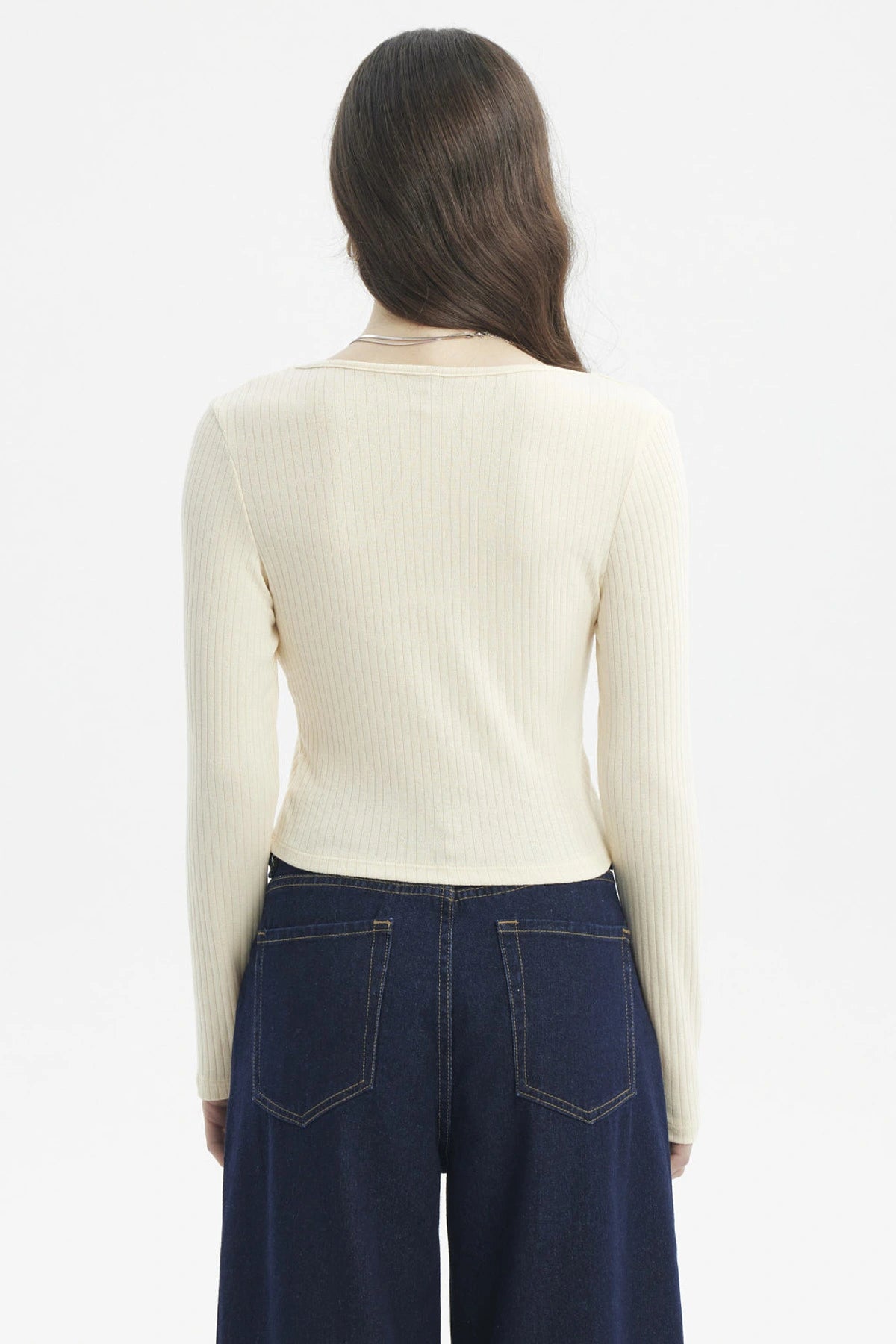 Polera mujer crema de manga larga con tejido rib y cuello cuadrado sin estampa lisa y ajustada al cuerpo
