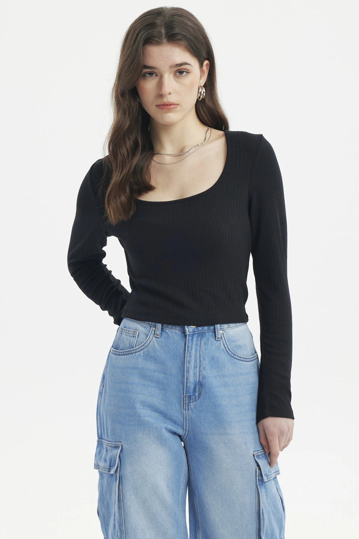 Polera mujer negra de manga larga con tejido rib ceñido y escote redondo lisa sin estampa ideal para un look casual