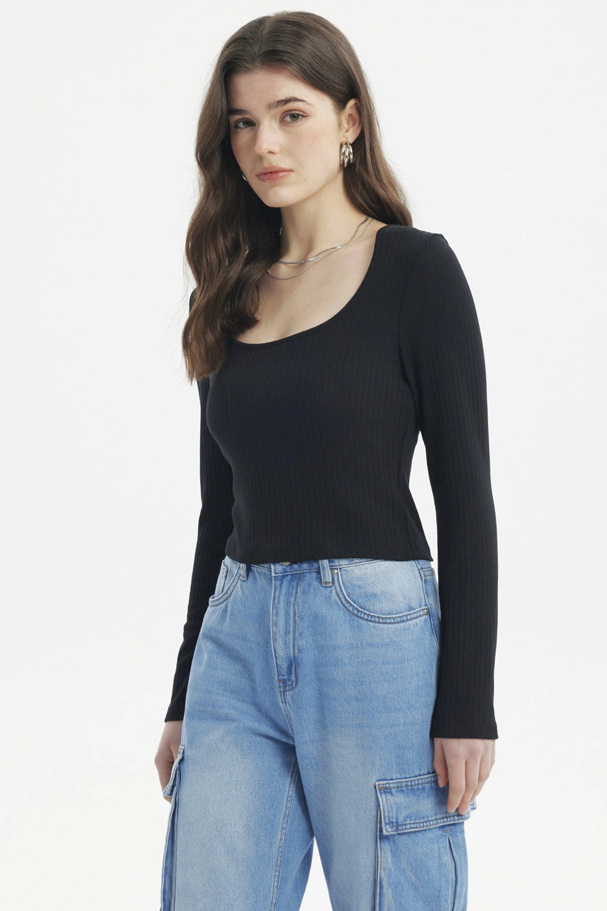 Polera mujer negra de manga larga con tejido rib ceñido y escote redondo lisa sin estampa ideal para un look casual