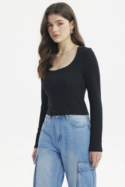 Polera mujer negra de manga larga con tejido rib ceñido y escote redondo lisa sin estampa ideal para un look casual