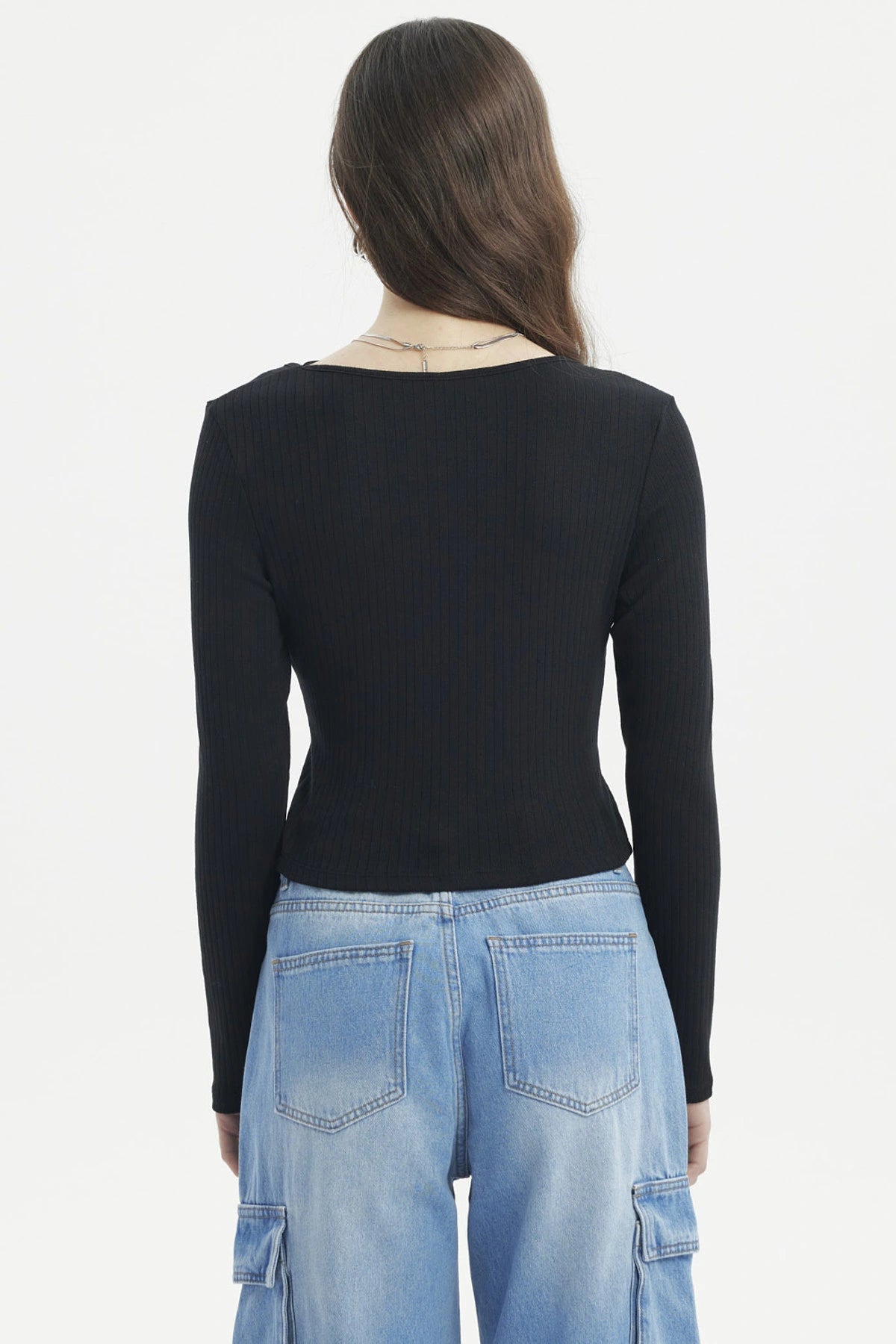Polera mujer negra de manga larga con tejido rib ceñido y escote redondo lisa sin estampa ideal para un look casual