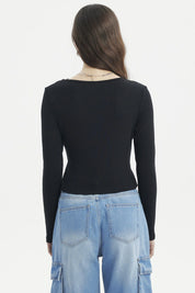 Polera mujer negra de manga larga con tejido rib ceñido y escote redondo lisa sin estampa ideal para un look casual