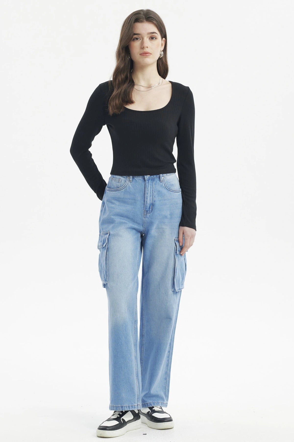 Polera mujer negra de manga larga con tejido rib ceñido y escote redondo lisa sin estampa ideal para un look casual