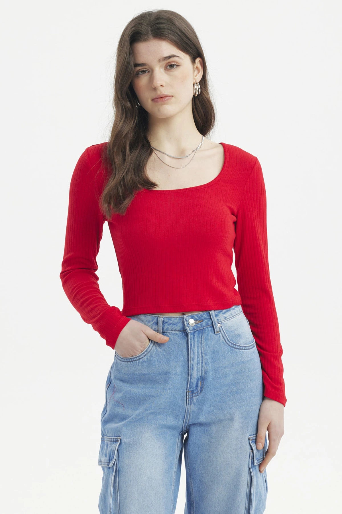 Polera mujer roja de manga larga y tejido rib sin estampa ideal para combinar con jeans casuales