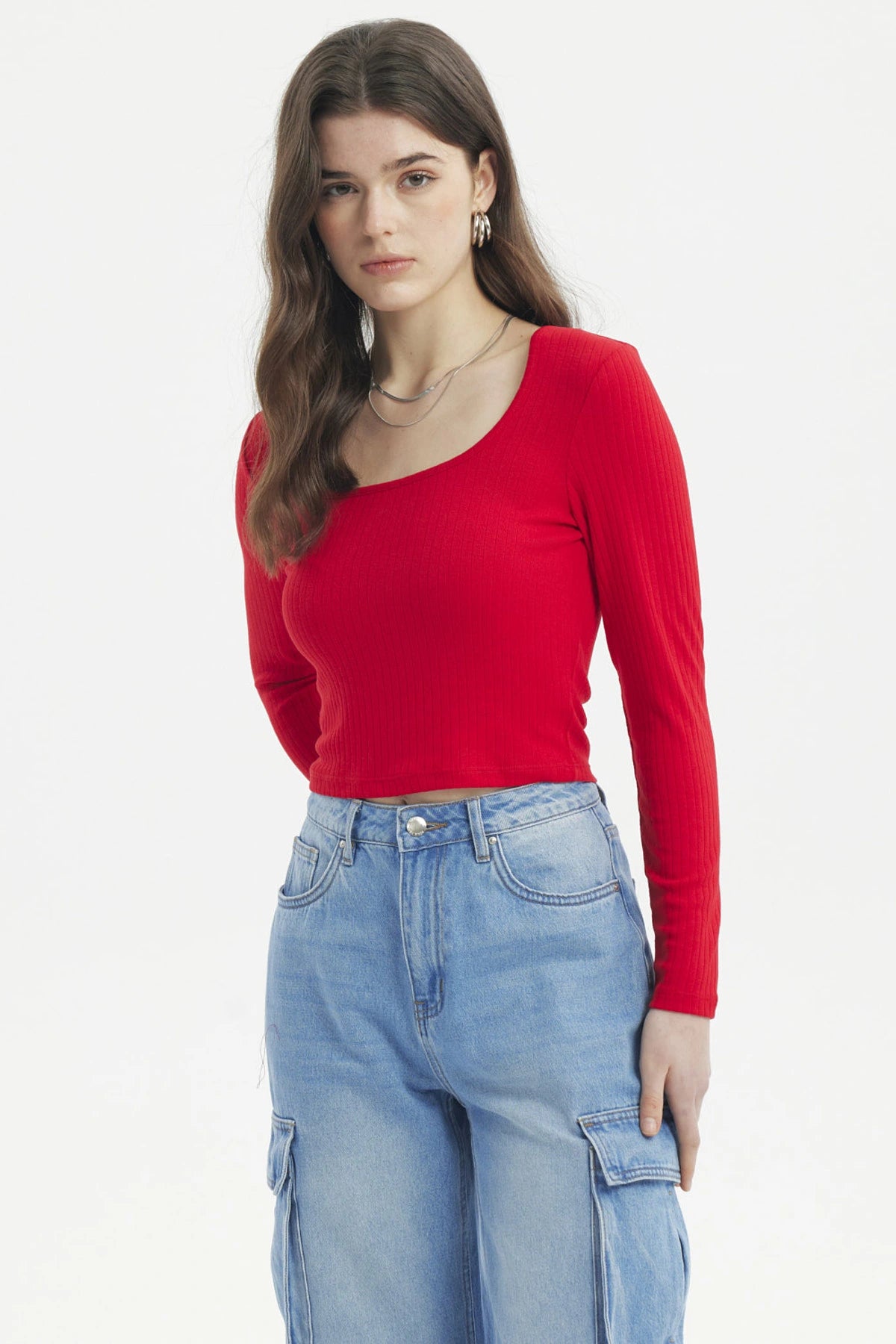 Polera mujer roja de manga larga y tejido rib sin estampa ideal para combinar con jeans casuales