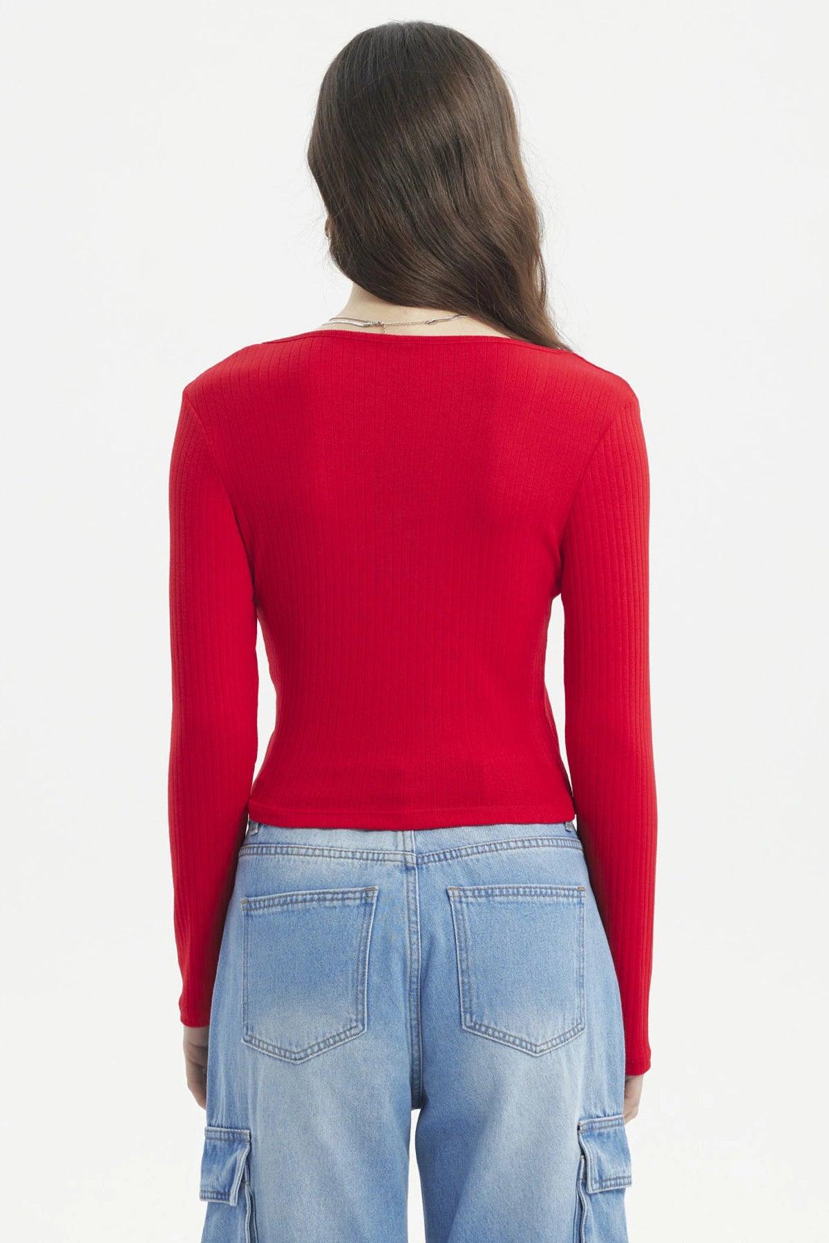 Polera mujer roja de manga larga y tejido rib sin estampa ideal para combinar con jeans casuales