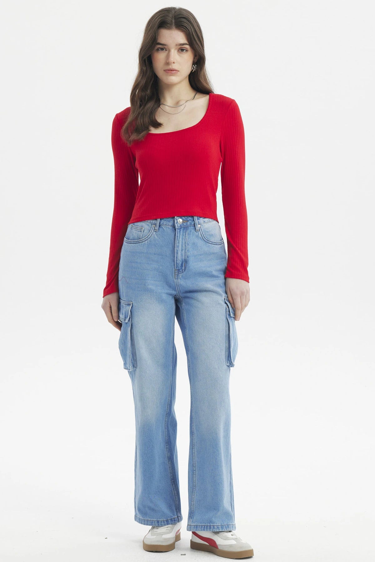Polera mujer roja de manga larga y tejido rib sin estampa ideal para combinar con jeans casuales