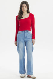 Polera mujer roja de manga larga y tejido rib sin estampa ideal para combinar con jeans casuales