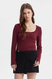 Polera mujer rib rojo manga larga lisa ajuste ceñido ideal para combinar con faldas o jeans en un look casual y cómodo