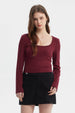 Polera mujer rib rojo manga larga lisa ajuste ceñido ideal para combinar con faldas o jeans en un look casual y cómodo