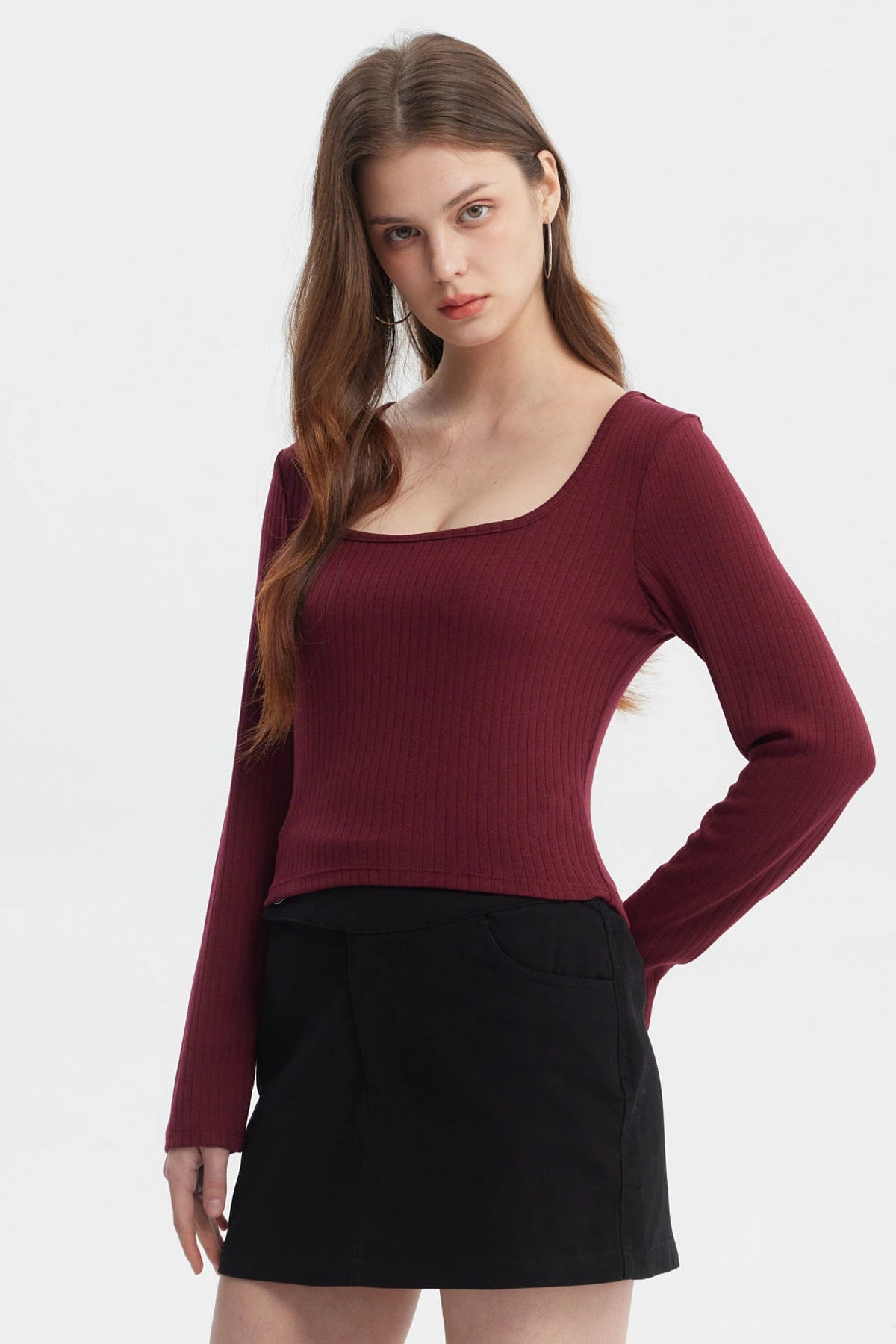 Polera mujer rib rojo manga larga lisa ajuste ceñido ideal para combinar con faldas o jeans en un look casual y cómodo