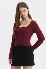 Polera mujer rib rojo manga larga lisa ajuste ceñido ideal para combinar con faldas o jeans en un look casual y cómodo
