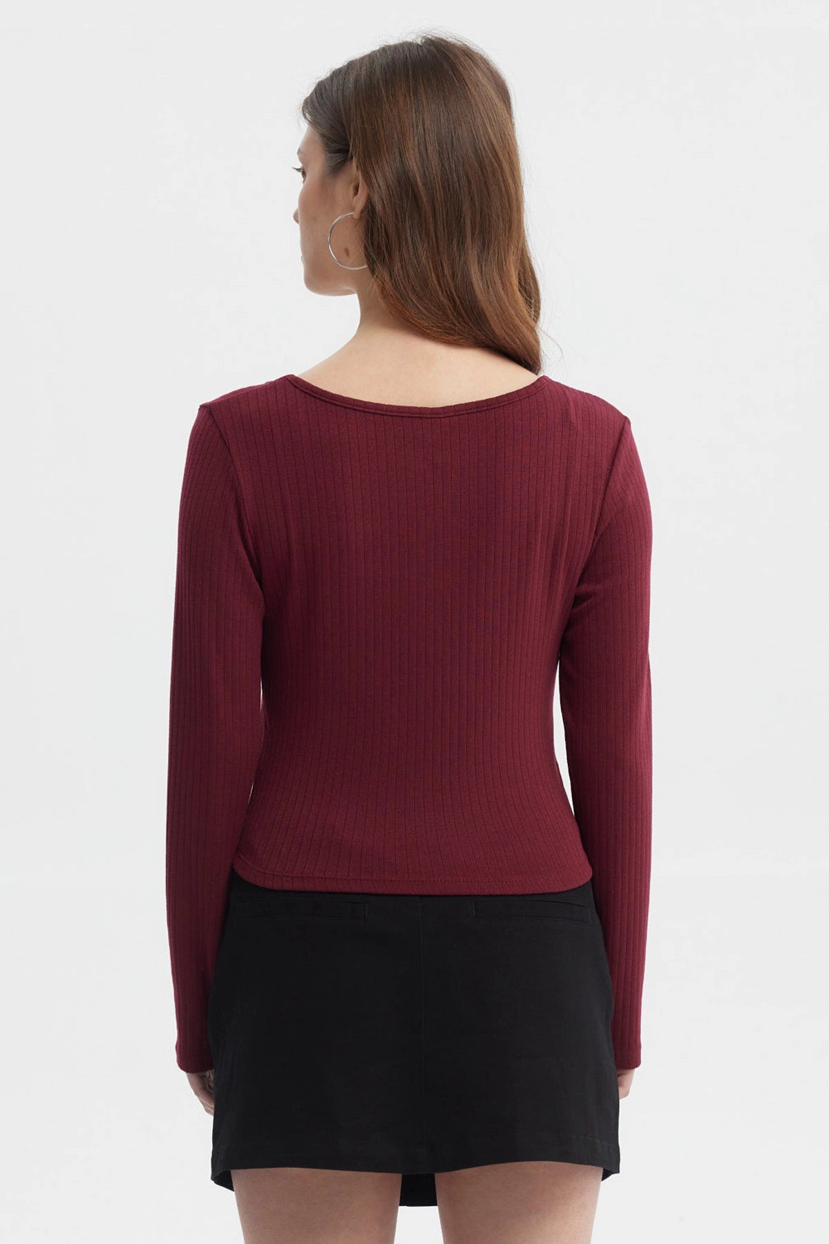 Polera mujer rib rojo manga larga lisa ajuste ceñido ideal para combinar con faldas o jeans en un look casual y cómodo