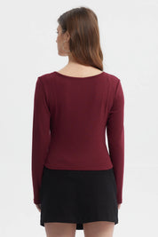 Polera mujer rib rojo manga larga lisa ajuste ceñido ideal para combinar con faldas o jeans en un look casual y cómodo