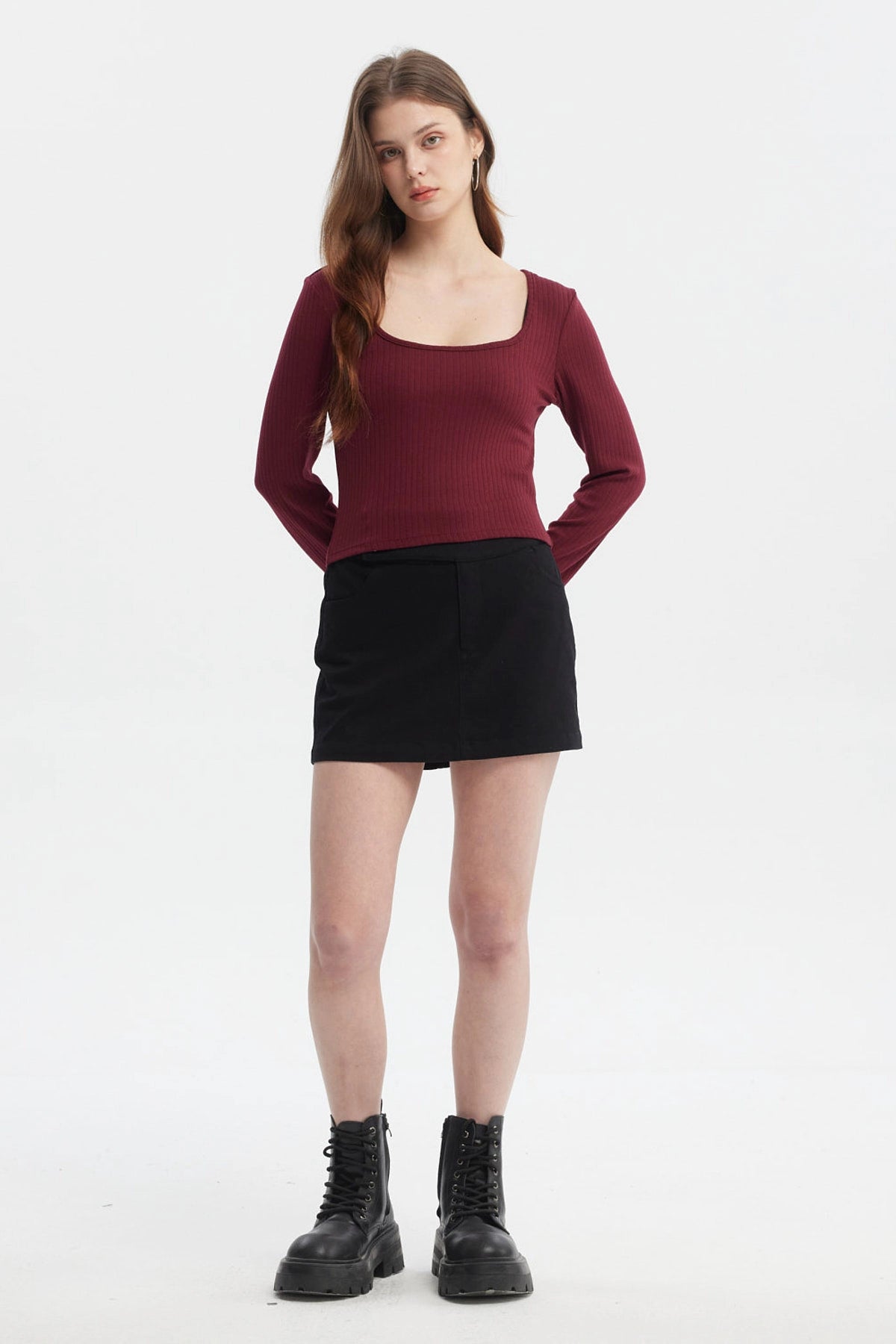 Polera mujer rib rojo manga larga lisa ajuste ceñido ideal para combinar con faldas o jeans en un look casual y cómodo