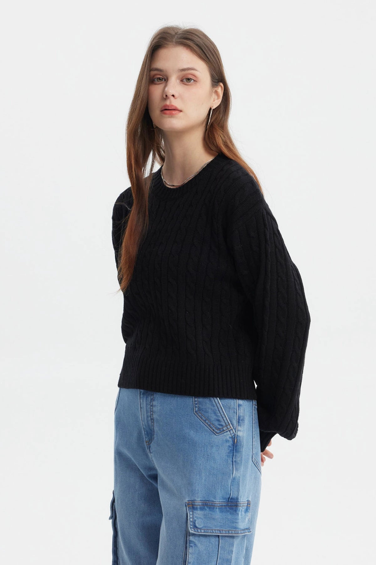 Sweater negro tejido juvenil para mujer con diseño de trenzas verticales sin estampa visible