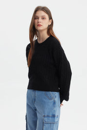 Sweater negro tejido juvenil para mujer con diseño de trenzas verticales sin estampa visible