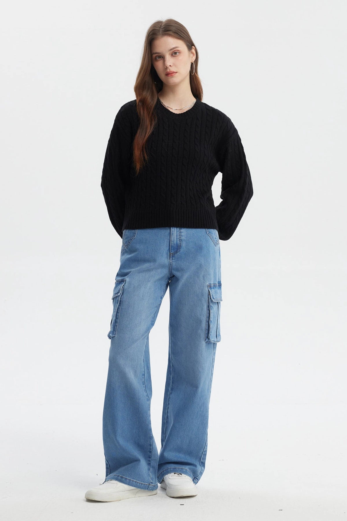 Sweater negro tejido juvenil para mujer con diseño de trenzas verticales sin estampa visible