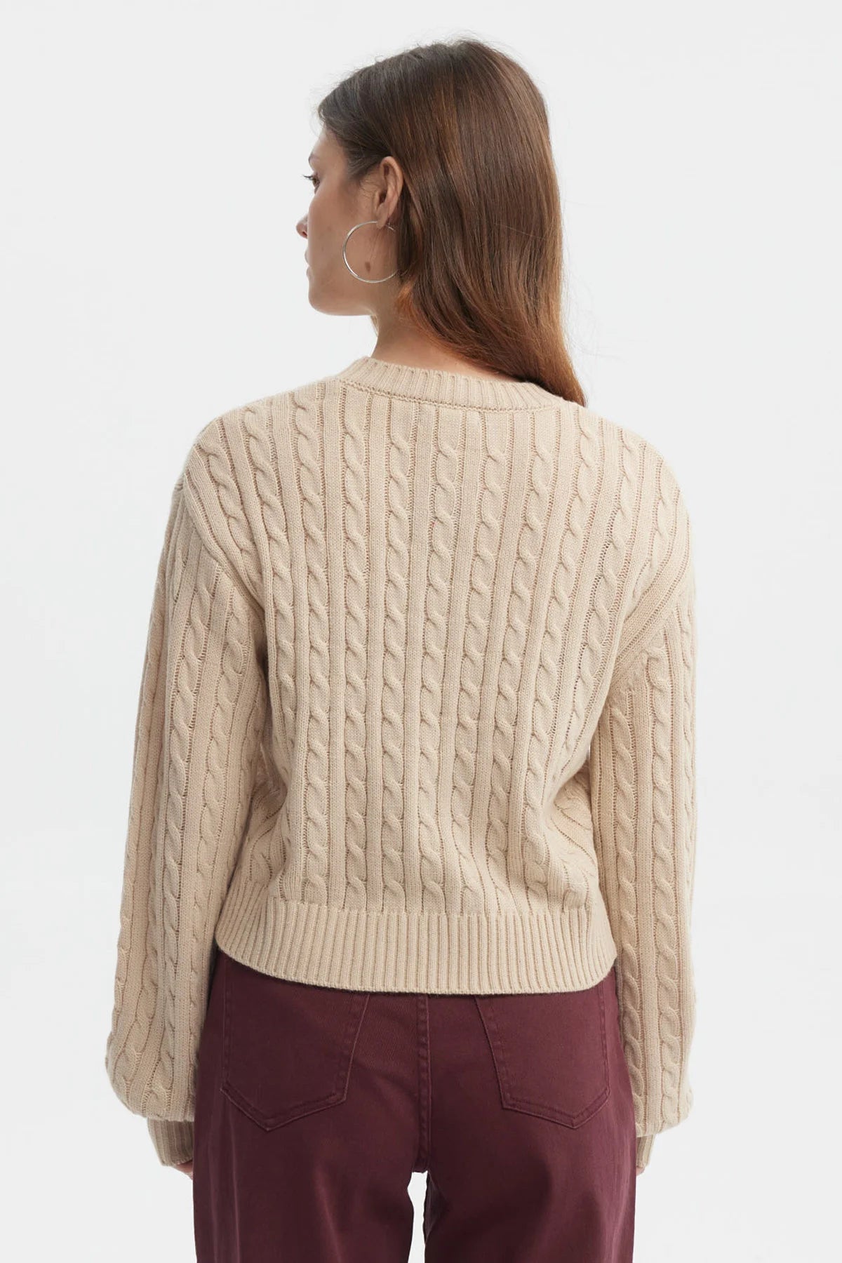 Sweater tejido juvenil beige con diseño de trenzas en toda la prenda sin estampa visible