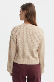 Sweater tejido juvenil beige con diseño de trenzas en toda la prenda sin estampa visible