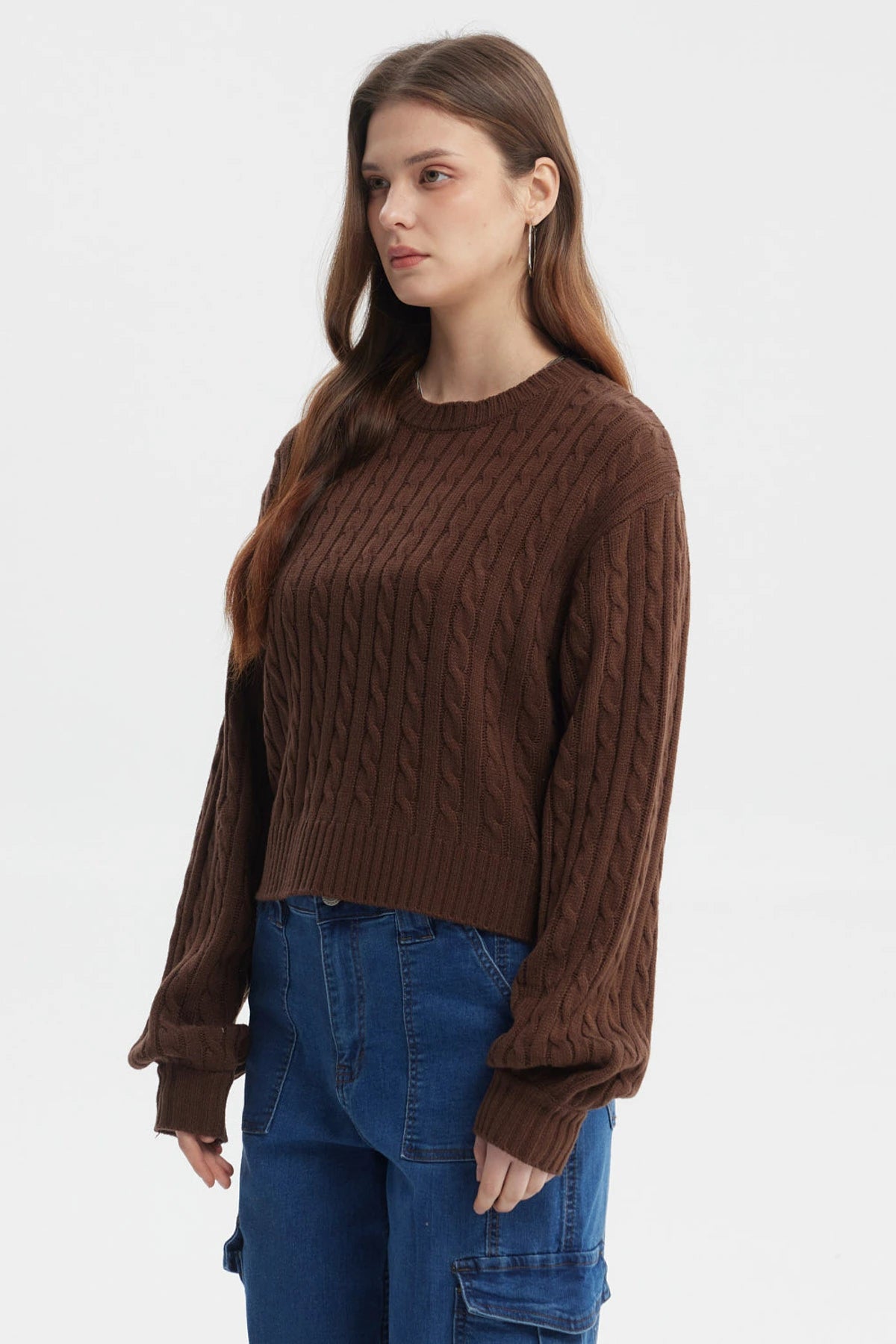 Sweater tejido juvenil café oscuro con diseño de trenzas verticales en toda la prenda lisa de estilo casual