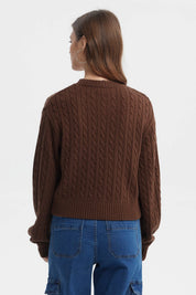 Sweater tejido juvenil café oscuro con diseño de trenzas verticales en toda la prenda lisa de estilo casual