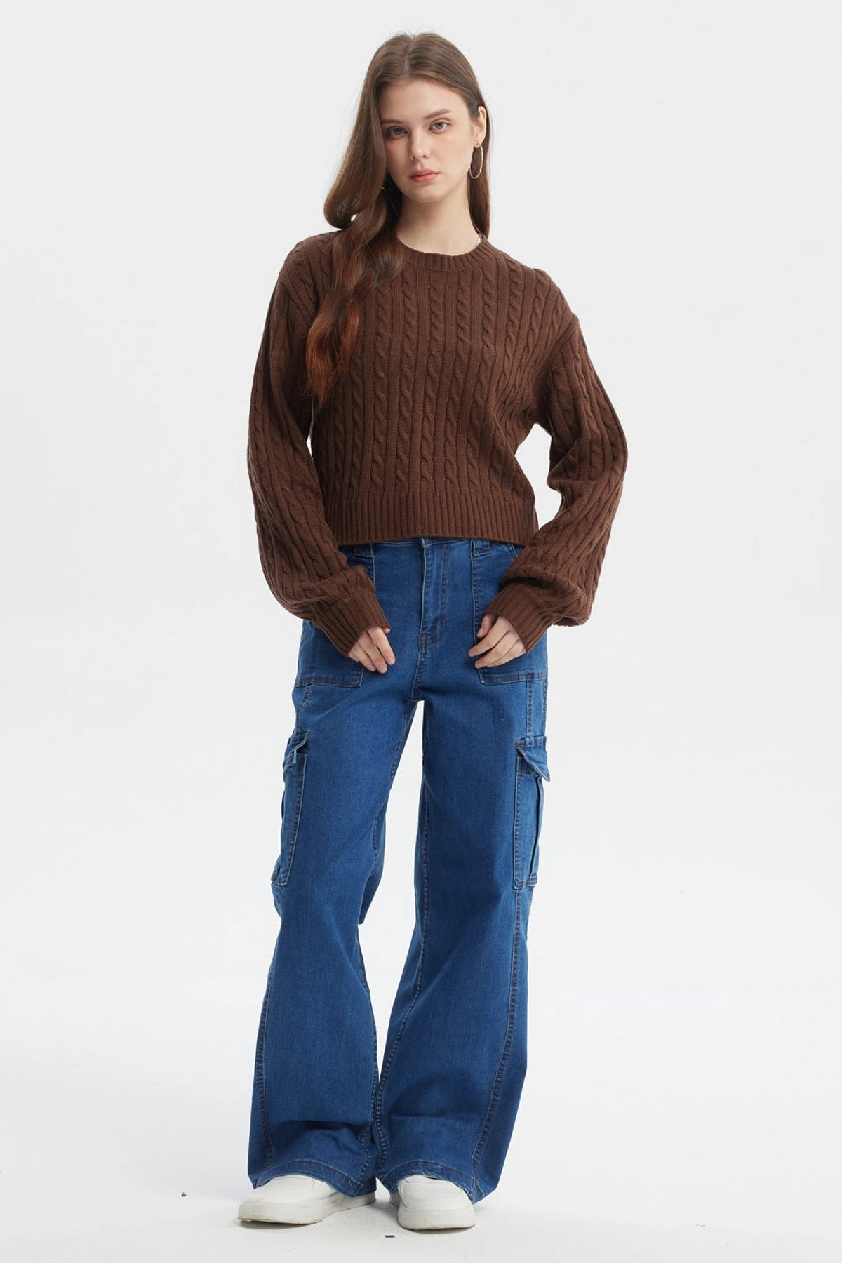 Sweater tejido juvenil café oscuro con diseño de trenzas verticales en toda la prenda lisa de estilo casual