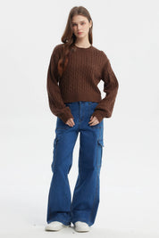 Sweater tejido juvenil café oscuro con diseño de trenzas verticales en toda la prenda lisa de estilo casual