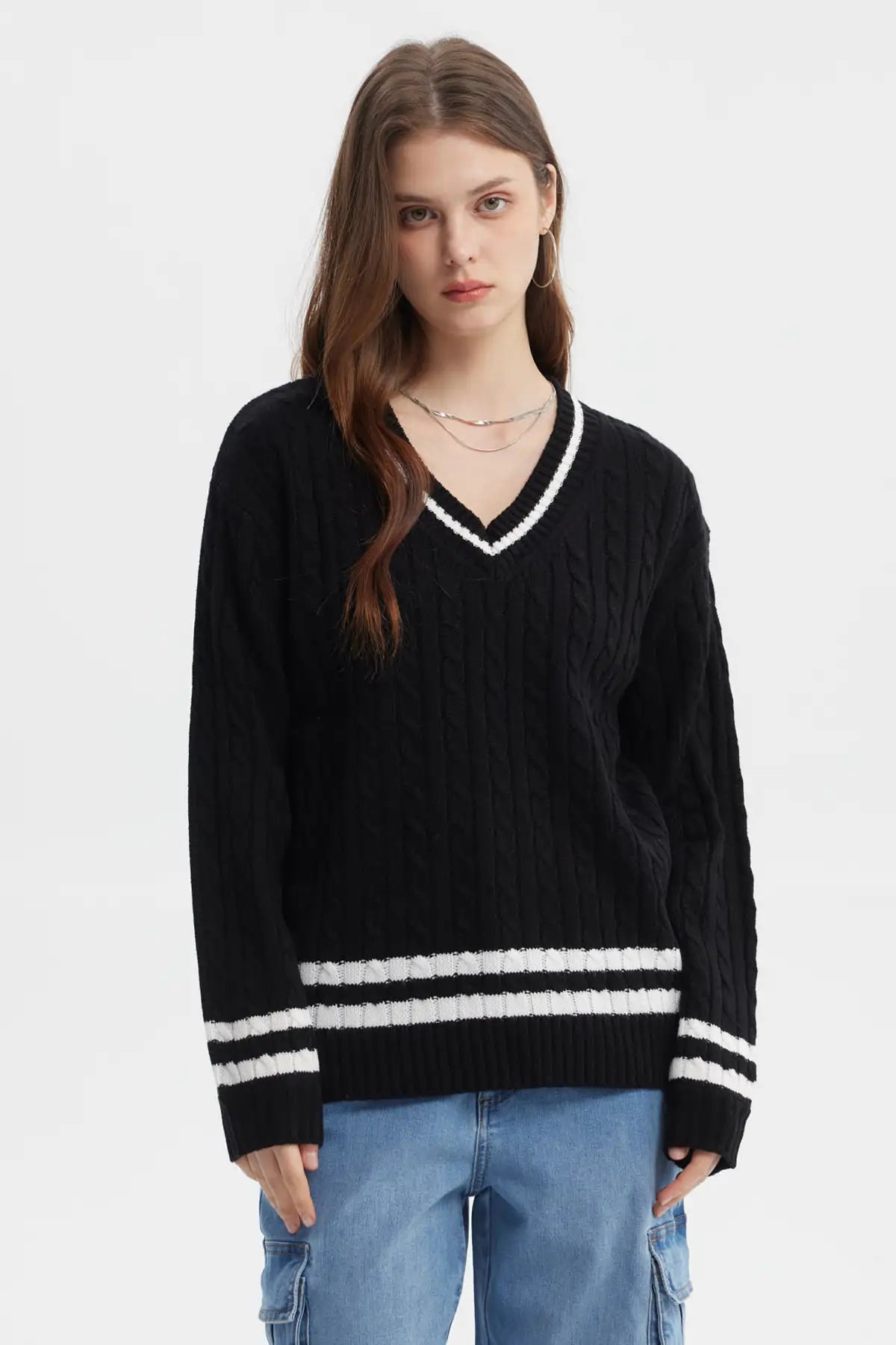 Sweater negro de mujer con cuello en V y rayas blancas en puños y dobladillo diseño de trenzas tejido acrílico