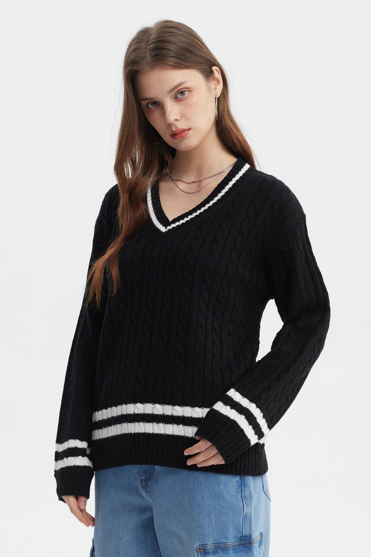 Sweater negro de mujer con cuello en V y rayas blancas en puños y dobladillo diseño de trenzas tejido acrílico