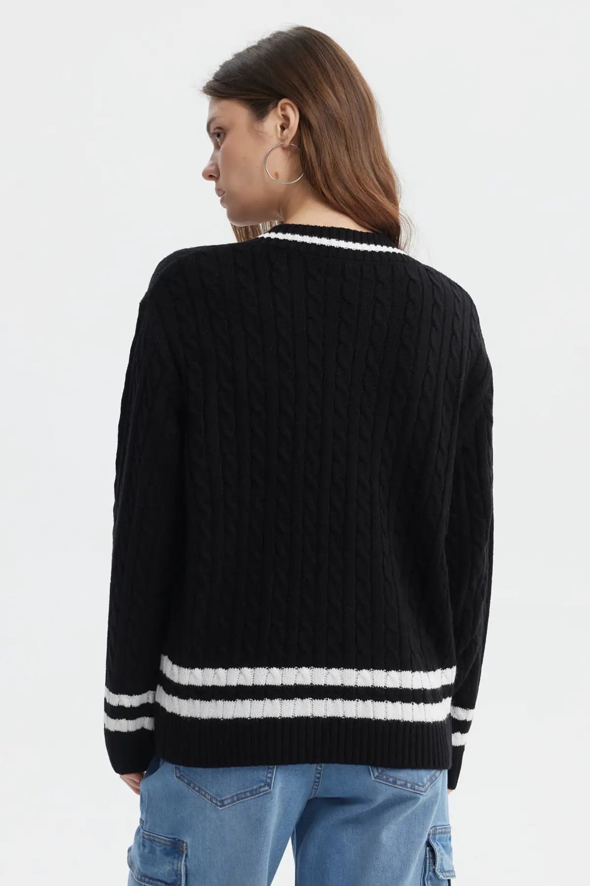 Sweater negro de mujer con cuello en V y rayas blancas en puños y dobladillo diseño de trenzas tejido acrílico