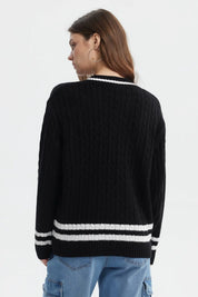 Sweater negro de mujer con cuello en V y rayas blancas en puños y dobladillo diseño de trenzas tejido acrílico