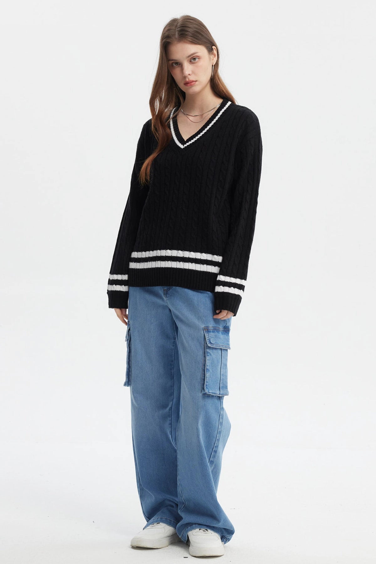 Sweater negro de mujer con cuello en V y rayas blancas en puños y dobladillo diseño de trenzas tejido acrílico