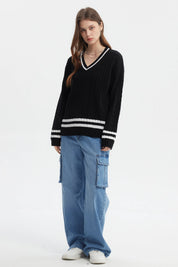 Sweater negro de mujer con cuello en V y rayas blancas en puños y dobladillo diseño de trenzas tejido acrílico